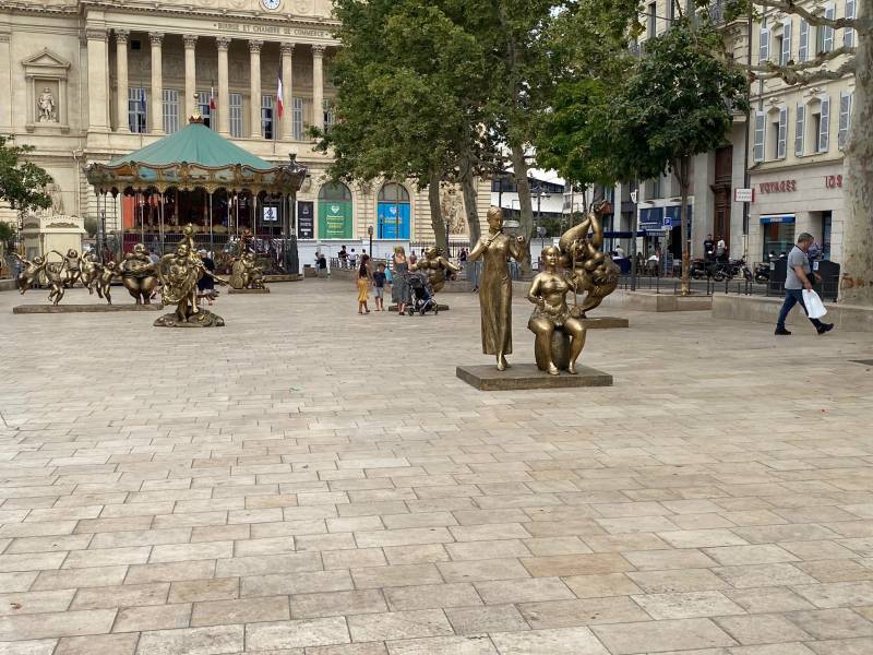 TRANSPORTS DE STATUES POUR UNE EXPOSITION CHINOISE A MARSEILLE